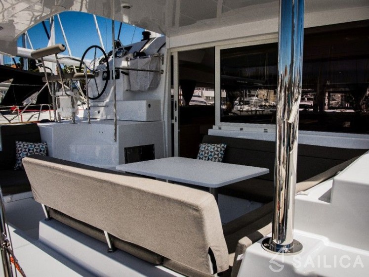 Lagoon 400 S2 - Yacht Charter Sailica