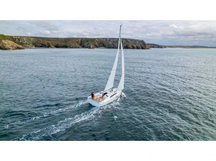 Oceanis 37.1 - Yacht Charter Sailica