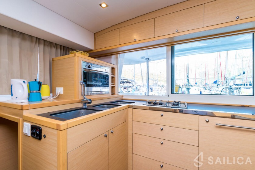 Lagoon 400 S2 - Yacht Charter Sailica