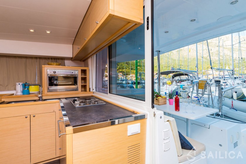 Lagoon 400 S2 - Yacht Charter Sailica
