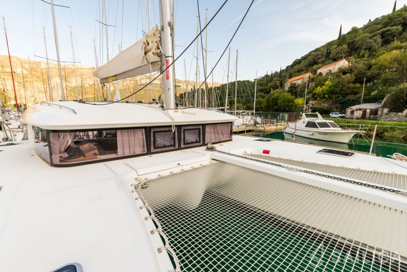 Lagoon 400 S2 - Yacht Charter Sailica