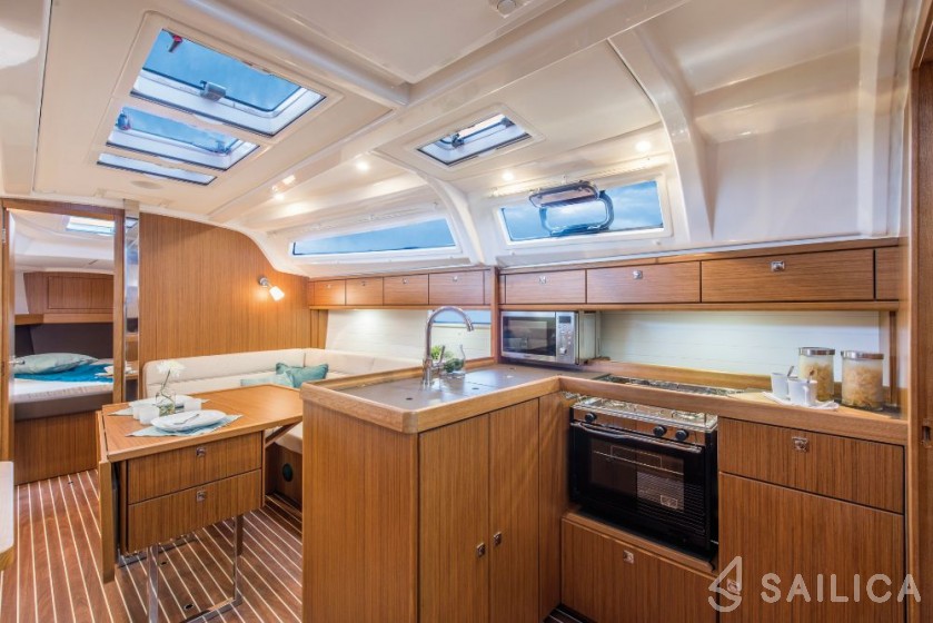 Bavaria 37 Cruiser - Yacht Charter Sailica