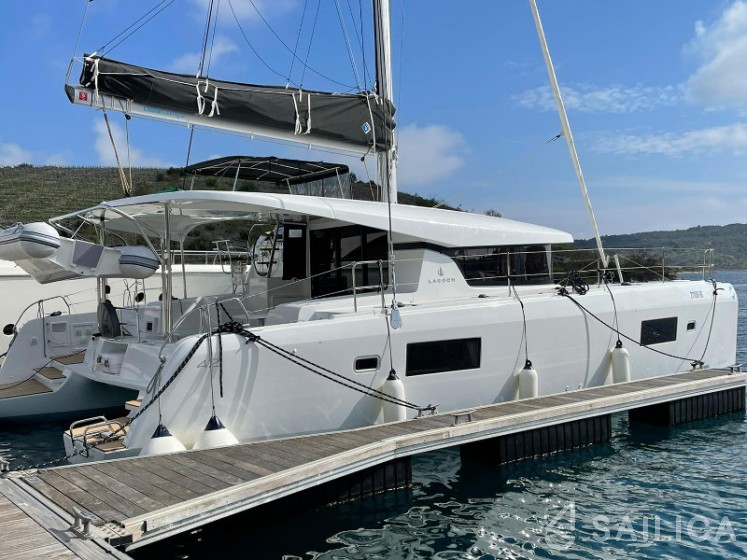 Lagoon 42 - Yacht Charter Sailica