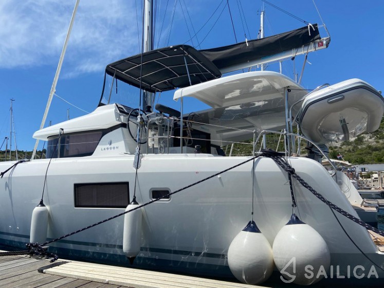 Lagoon 42 - Yacht Charter Sailica