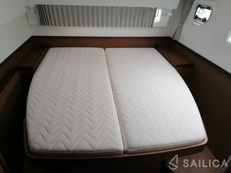 Lagoon 42 - Yacht Charter Sailica