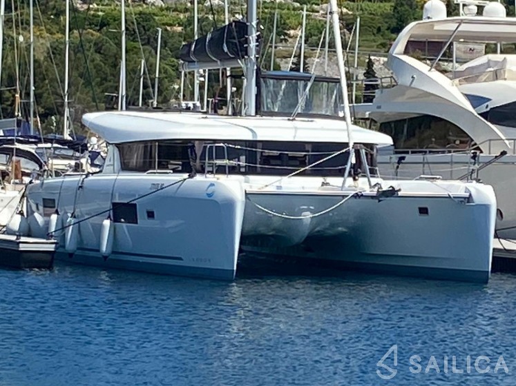 Lagoon 42 - Yacht Charter Sailica