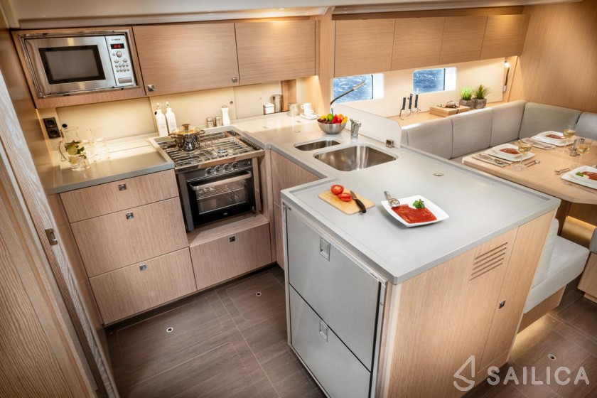 Bavaria C50 Style - 3 + 1 cab. - Yacht Charter Sailica