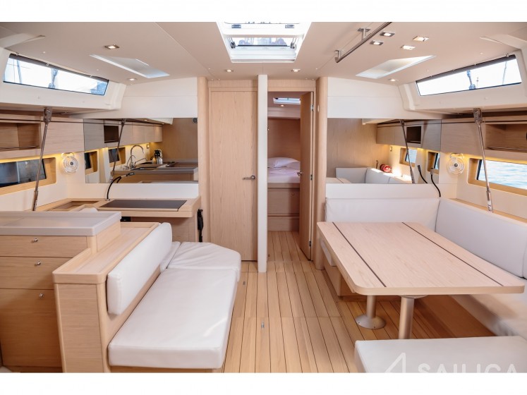 Oceanis 51.1 - Yacht Charter Sailica