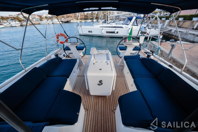 Oceanis 51.1 - Yacht Charter Sailica
