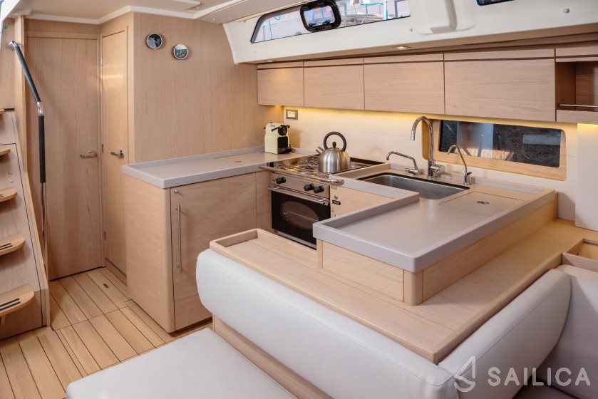 Oceanis 51.1 - Yacht Charter Sailica
