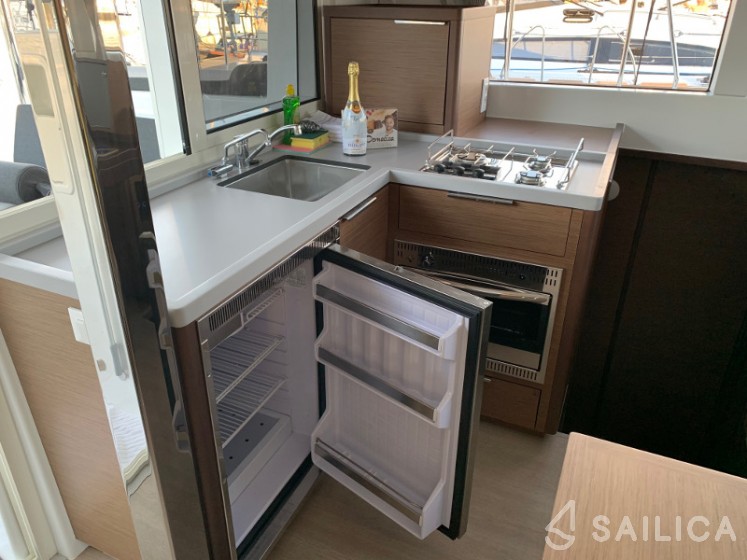Lagoon 40 - Yacht Charter Sailica