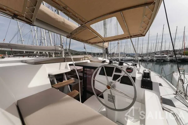 Astréa 42 - Yacht Charter Sailica
