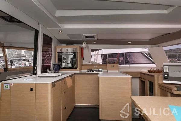 Astréa 42 - Yacht Charter Sailica
