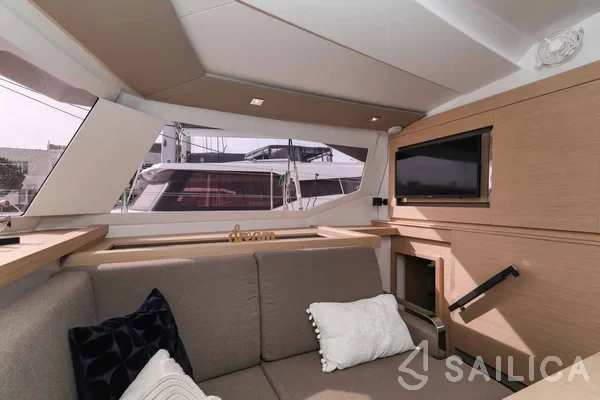 Astréa 42 - Yacht Charter Sailica