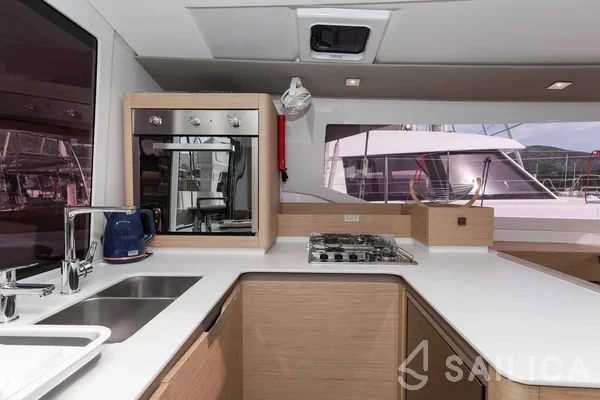 Astréa 42 - Yacht Charter Sailica