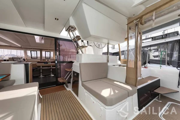 Astréa 42 - Yacht Charter Sailica