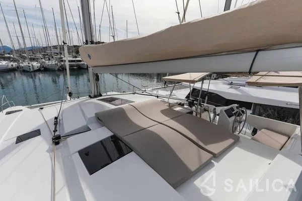 Astréa 42 - Yacht Charter Sailica