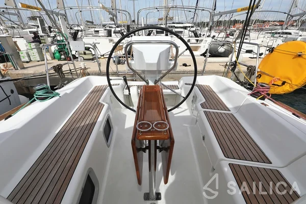 Sun Odyssey 33i - Yacht Charter Sailica