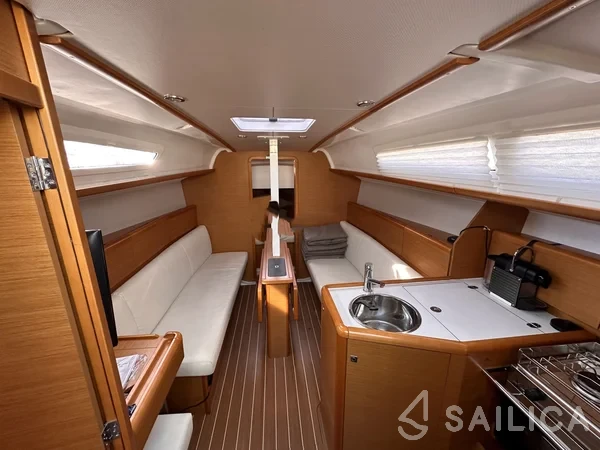 Sun Odyssey 33i - Yacht Charter Sailica