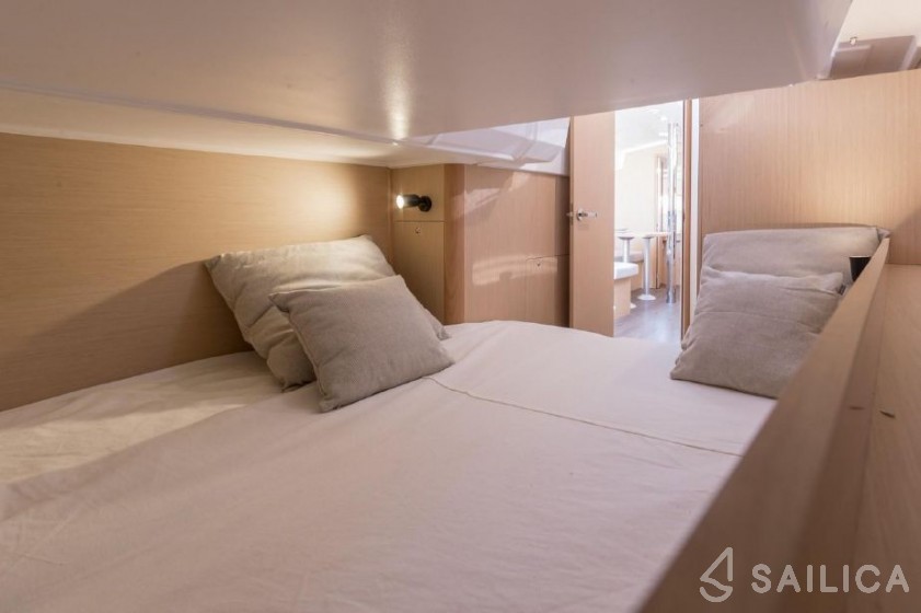 Oceanis 38.1 - Yacht Charter Sailica