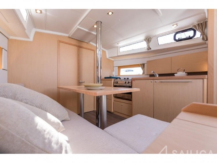 Oceanis 38.1 - Yacht Charter Sailica