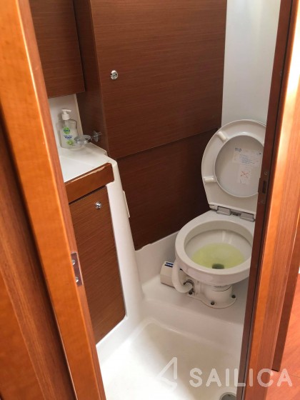 Oceanis 38.1 - Yacht Charter Sailica