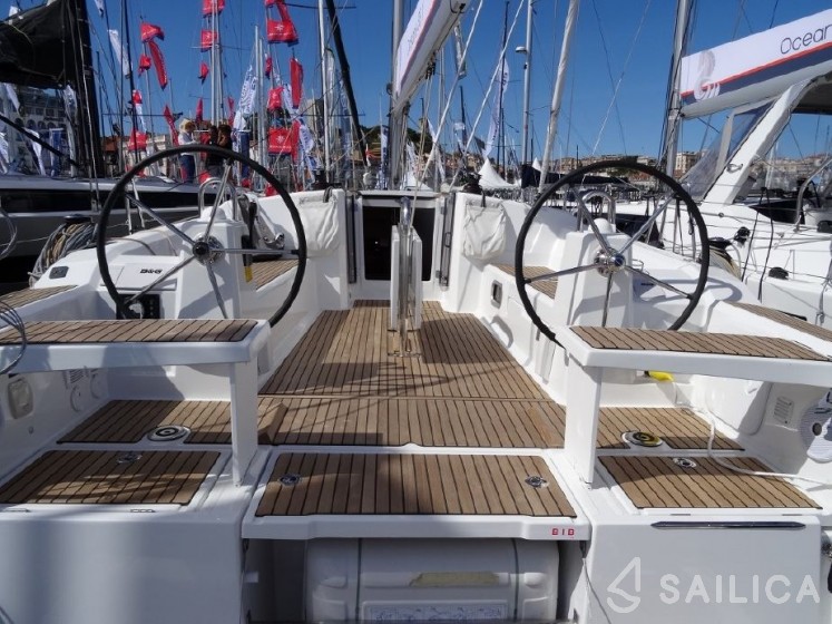 Oceanis 38.1 - Yacht Charter Sailica