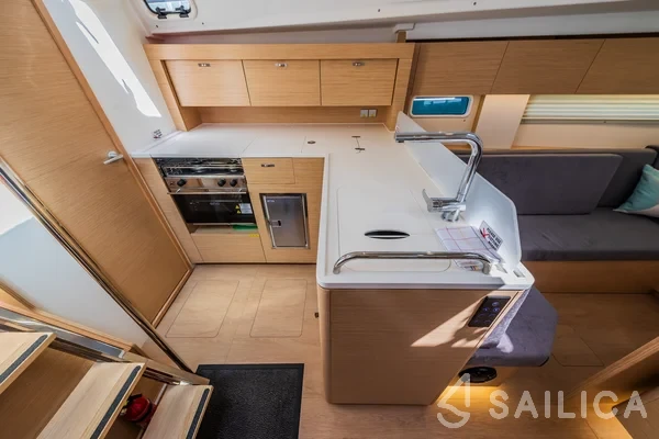 Hanse 410 - Yacht Charter Sailica