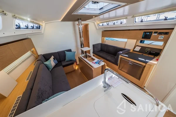 Hanse 410 - Yacht Charter Sailica