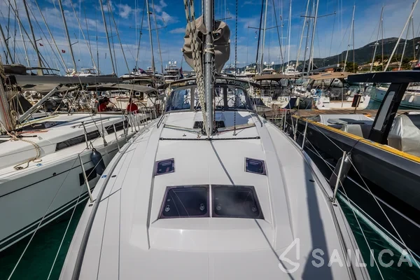 Hanse 410 - Yacht Charter Sailica