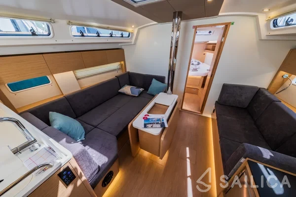 Hanse 410 - Yacht Charter Sailica