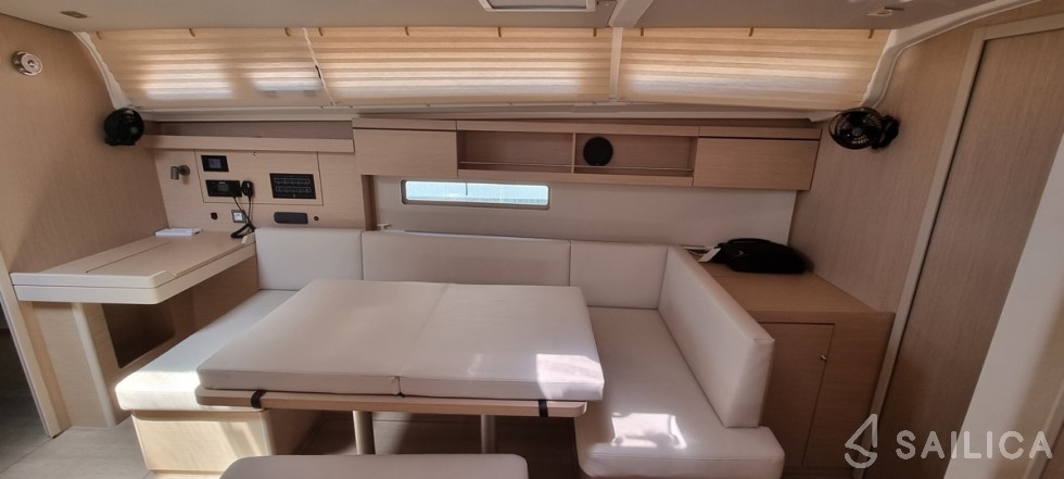 Oceanis 40.1 - Yacht Charter Sailica