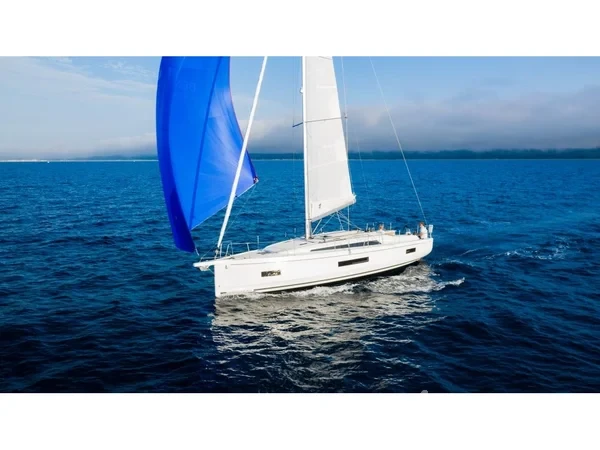 Oceanis 37.1 - Yacht Charter Sailica