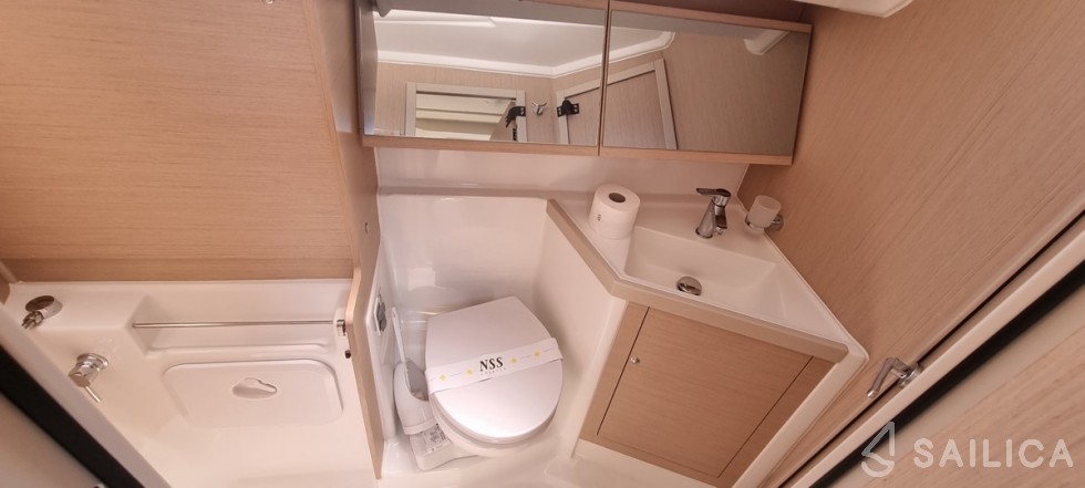 Oceanis 40.1 - Yacht Charter Sailica