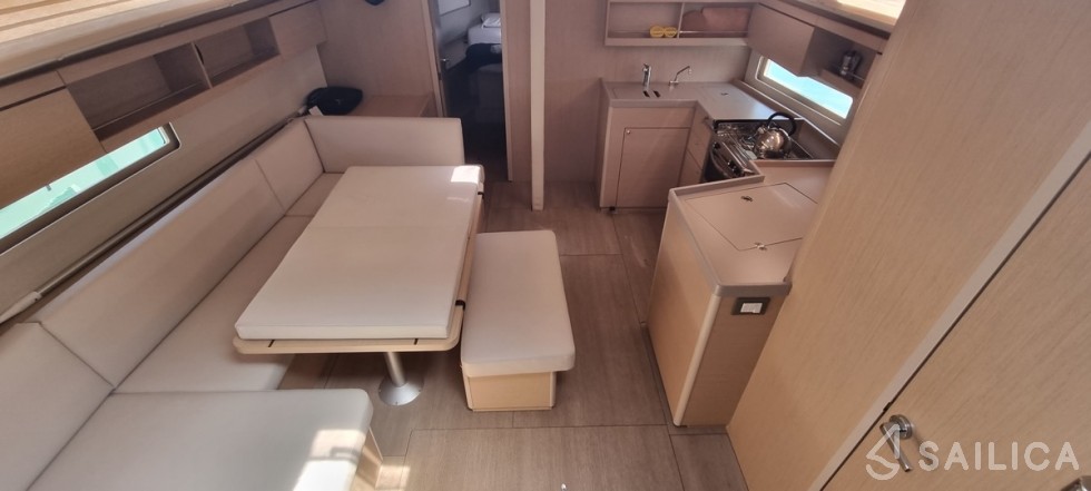 Oceanis 40.1 - Yacht Charter Sailica