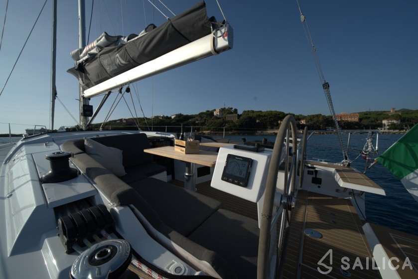 Hanse 410 - Yacht Charter Sailica