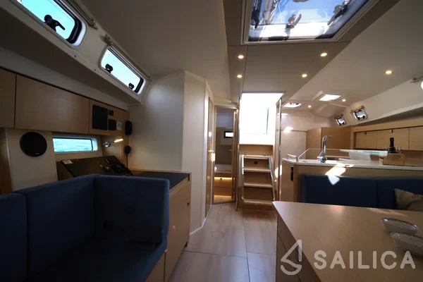 Hanse 410 - Yacht Charter Sailica