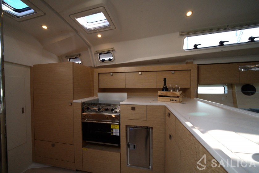 Hanse 410 - Yacht Charter Sailica