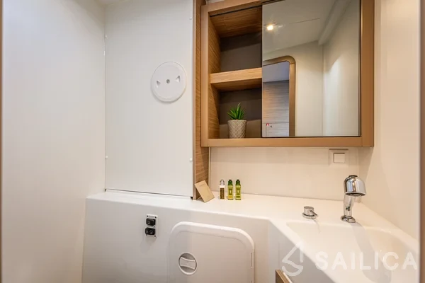 Lagoon 42 - Yacht Charter Sailica