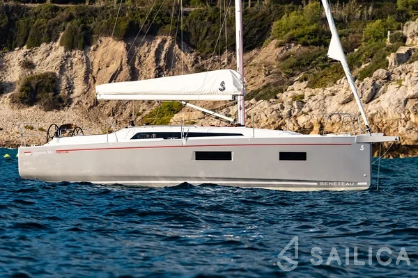 Oceanis 34.1 - Yacht Charter Sailica