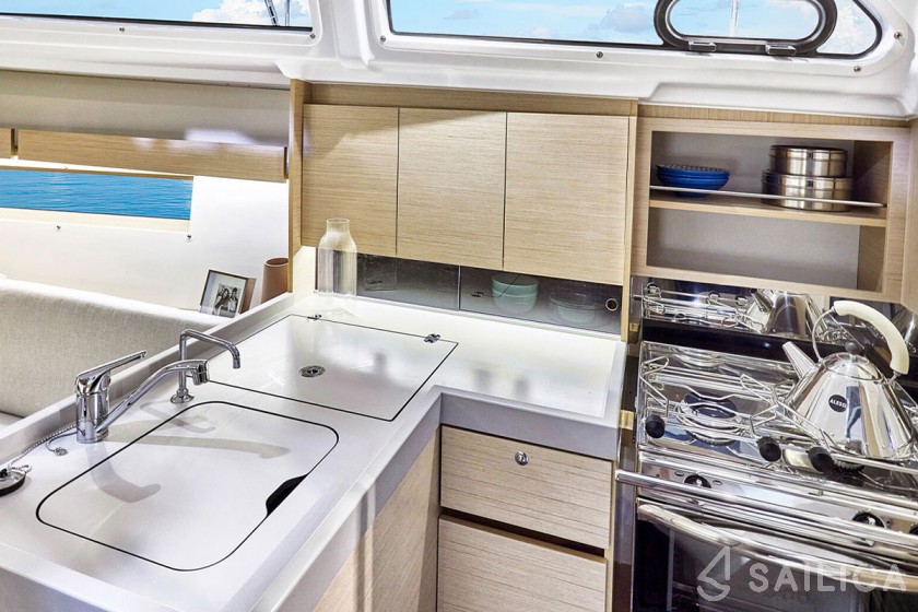 Oceanis 34.1 - Yacht Charter Sailica