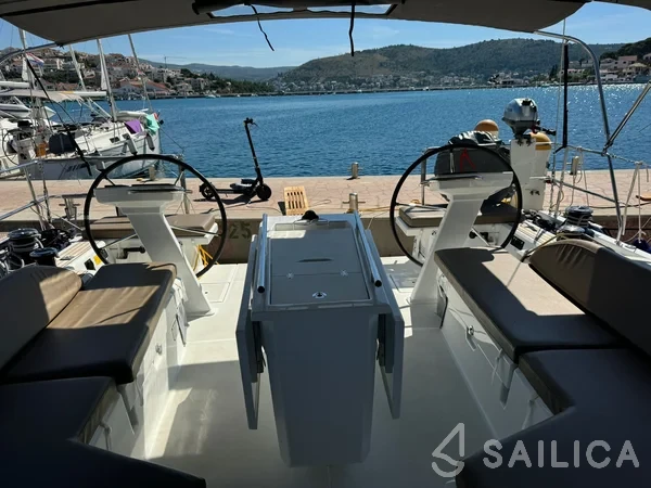 Oceanis 51.1 - Yacht Charter Sailica