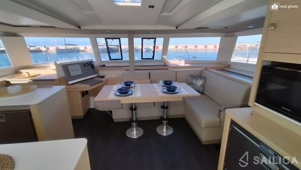 Astréa 42 - Yacht Charter Sailica