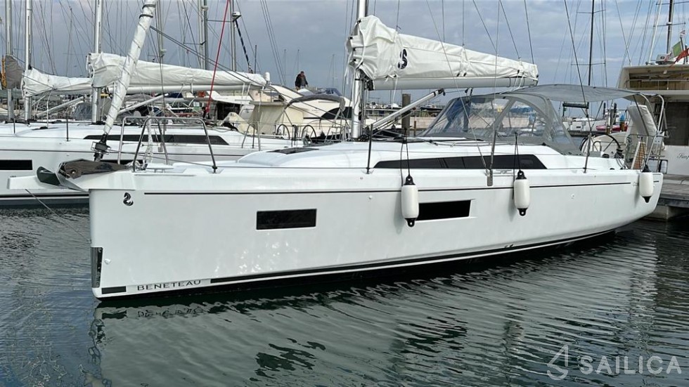 Oceanis 34.1 - Yacht Charter Sailica