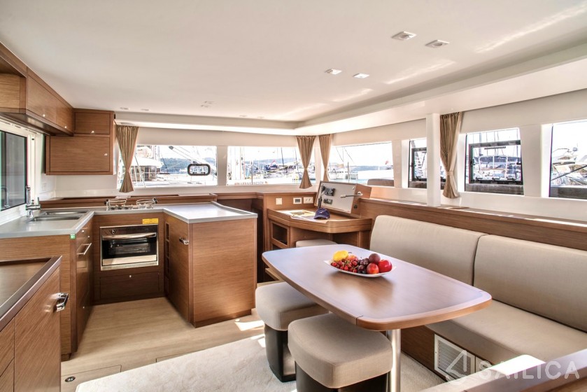 Lagoon 450 S - 4 + 2 cab. - Yacht Charter Sailica