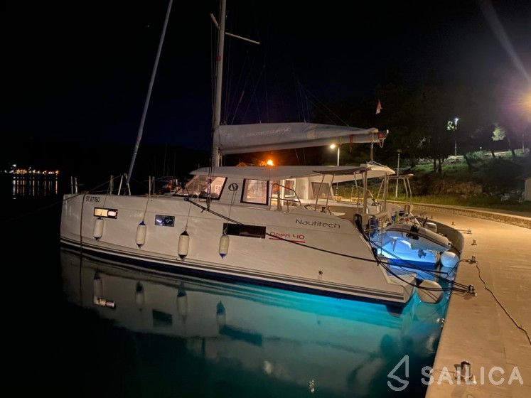 Nautitech 40 open NEW - 4 + 2 cab. - Yacht Charter Sailica