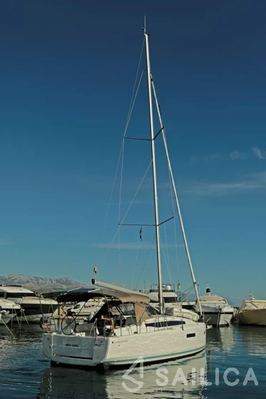 Sun Odyssey 380 - Yacht Charter Sailica