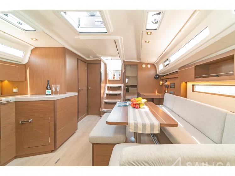 Oceanis 40.1 - Yacht Charter Sailica