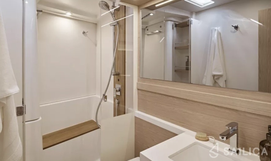 Oceanis 60 - Yacht Charter Sailica