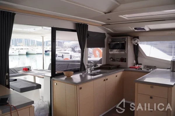 Helia 44 - Yacht Charter Sailica